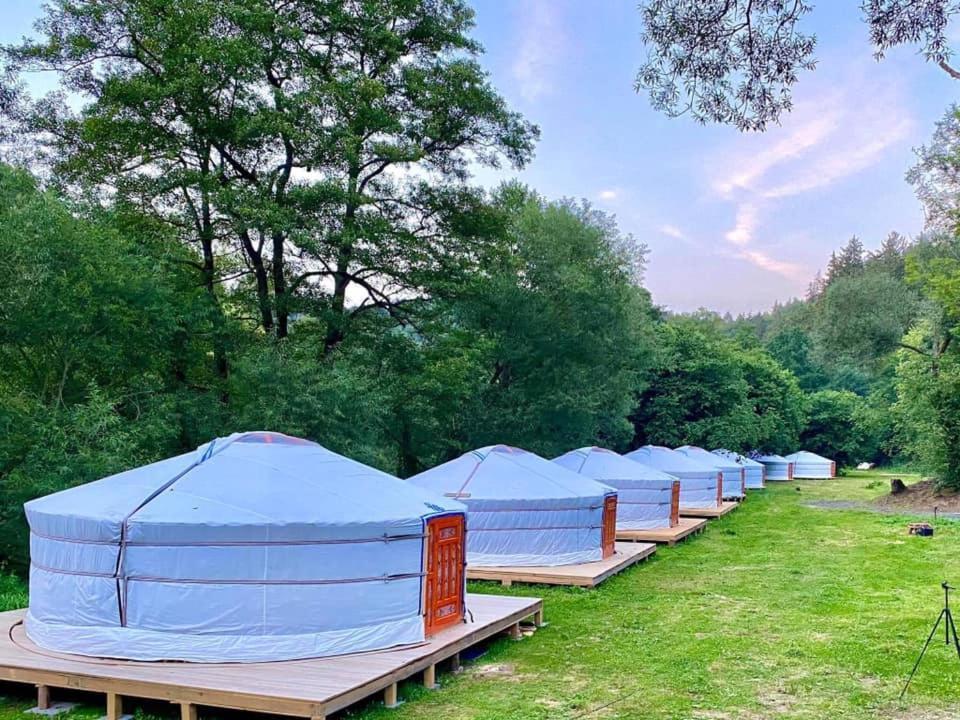 Mongolian Yurt Camp Hotel เชสกี สเติร์นแบร์ก ภายนอก รูปภาพ