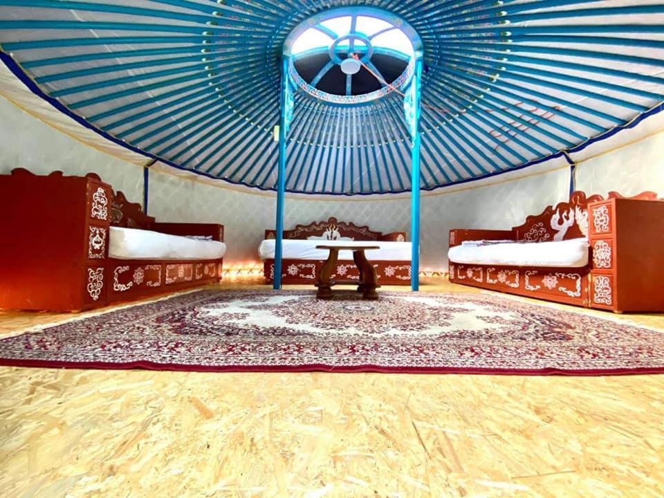 Mongolian Yurt Camp Hotel เชสกี สเติร์นแบร์ก ภายนอก รูปภาพ